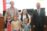 Иван Белозерцев вручил жилищные сертификаты молодым семьям