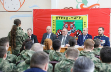 Олег Мельниченко встретился с участниками первой зимней смены лагеря «Меридиан» Олег Мельниченко встретился с участниками первой зимней смены лагеря «Меридиан»